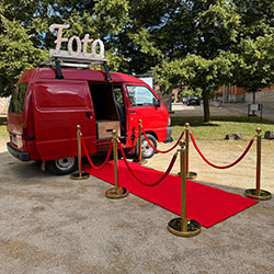 VIP-Set mit rotem Teppich und Verkleidungskiste